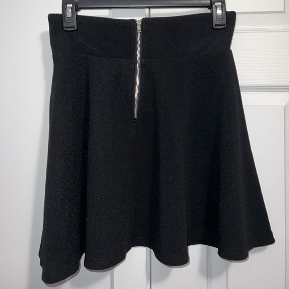 Black skirt, some texture, flows - Picture 2 of 3